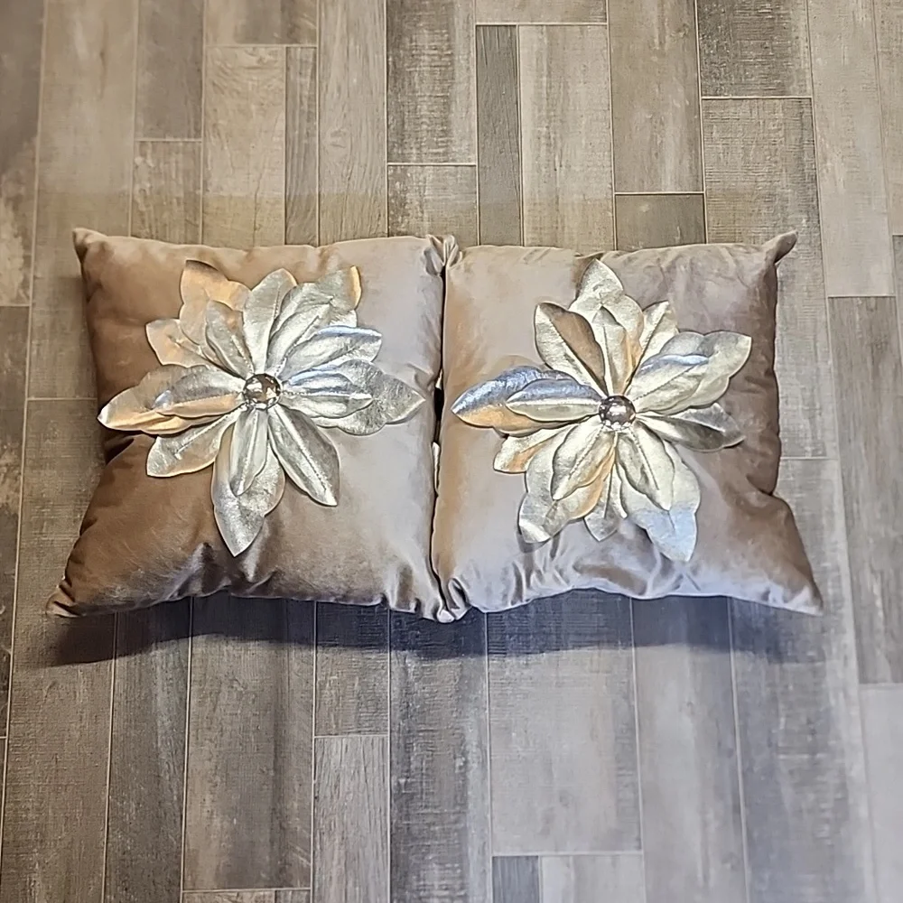 Throw pillows - Picture 1 of 10